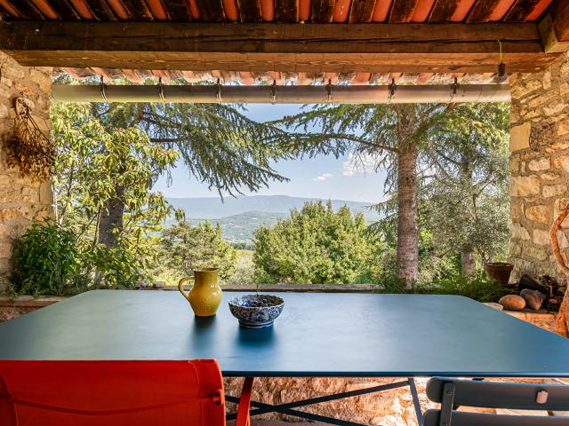 Saignon, une vue suspendue entre ciel et Luberon