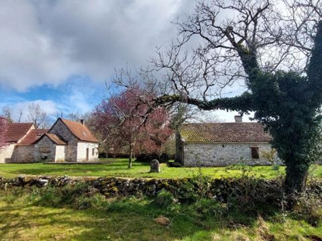 SAILLAC dans le LOT MAISON ET GITES