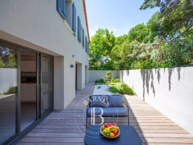 SAINT TROPEZ CENTRE DU VILLAGE APPARTEMENT NEUF GRANDE TERRASSE