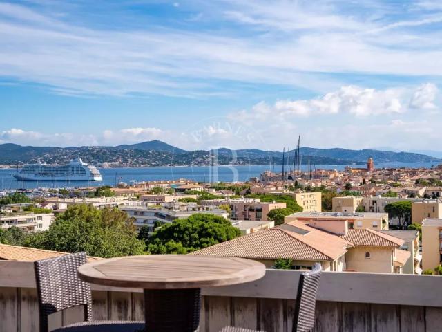 SAINT TROPEZ APPARTEMENT TOIT TERRASSE AVEC VUE MER PANORAMIQUE