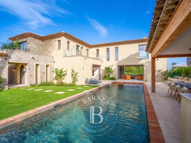 SAINT TROPEZ DOMAINE PRIVE VILLA NEUVE AVEC VUE MER ET 7 CHAMBRES