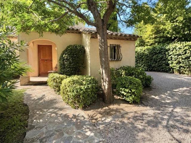Saint Tropez, le village et ses commerces à pied