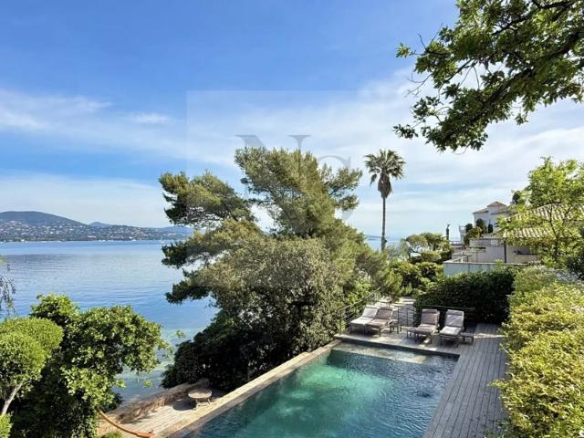 SAINT TROPEZ / MAISON DE PLAGE PIED DANS L’EAU PLAGE PRIVÉE