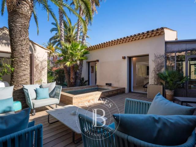 SAINT TROPEZ MAISON DE VILLAGE AVEC JARDIN ET PISCINE