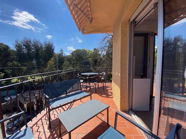 Saint Tropez: Studio Terrasse Panoramique de 20 m2 Vue Pins Parasols Résidence avec Piscine