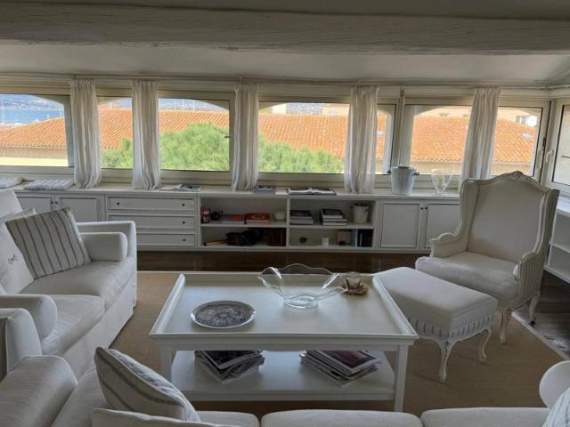 SAINT TROPEZ SUPERBE APPARTEMENT CENTRE VILLE VUE MER