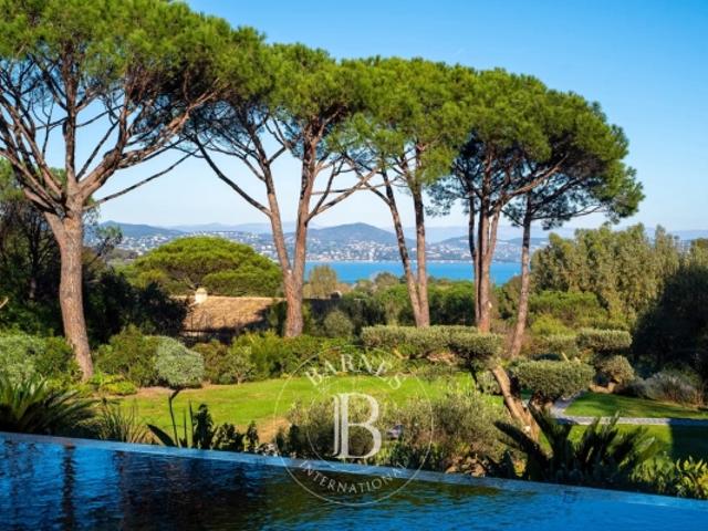 SAINT TROPEZ PINET/VALFERE PROPRIETE AVEC VUE MER