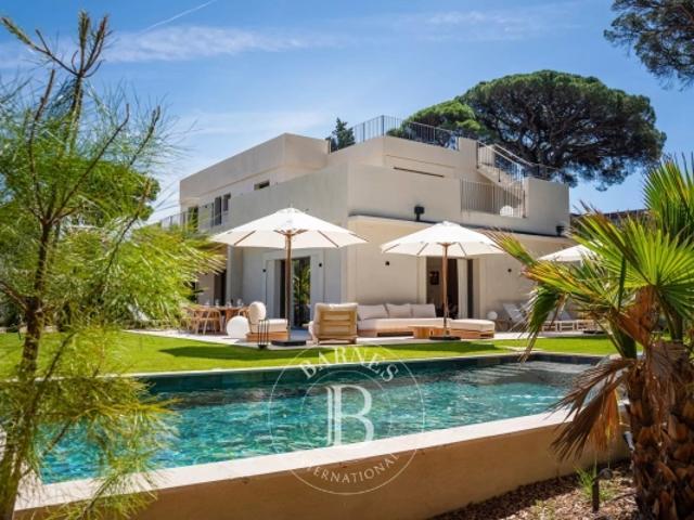 SAINT TROPEZ PROCHE VILLAGE MAISON RENOVEE AVEC 5 CHAMBRES ET PISCINE
