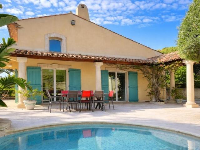 SAINT TROPEZ, Quartier Pinet, villa équipée de piscine et poo.