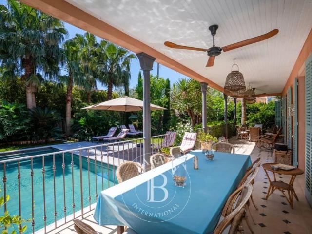 SAINT TROPEZ –VILLA 6 CHAMBRES – PISCINE