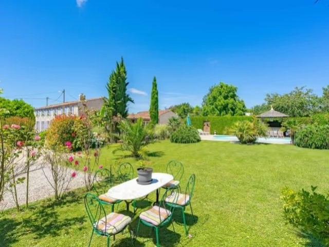 Saint Agnant. Vivre et investir: propriété de caractère ave. 220m² Saint Agnant