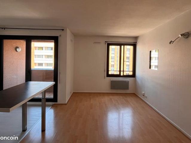 SAINT AGNE: au coeur du quartier, à proximité immédiate du métro et des commerces, lumineux et agréable T3 duplex ouvrant sur loggia