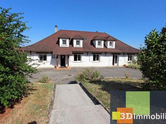 Saint Amour 39 JURA, à vendre au calme une belle et grande maison familiale avec piscine sur un beau terrain