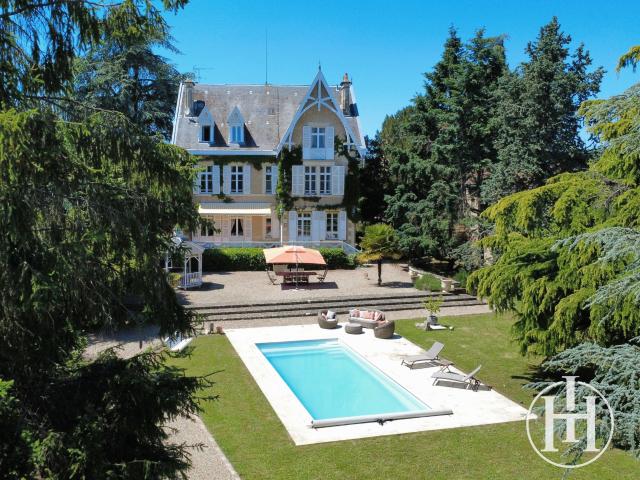 Saint Amand Montrond Demeure de caractère avec parc arboré et piscine en cœur de ville