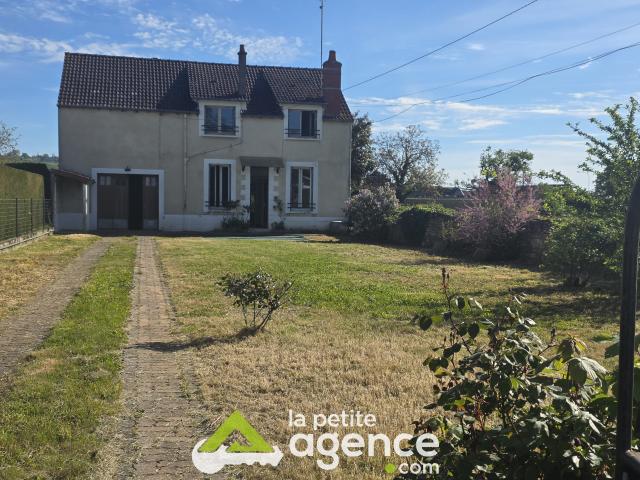 SAINT AMAND MONTROND: Maison T4 avec garage et dépendance sur terrain d'une superficie de 936 m2 environ
