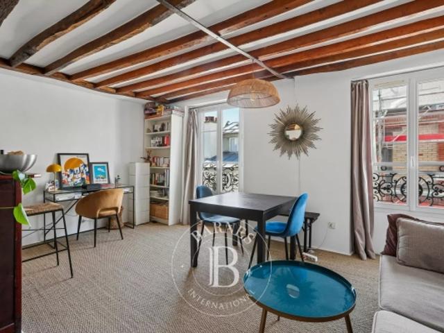 Saint Ambroise Deux pièces Etage élevé Charme de l'ancien