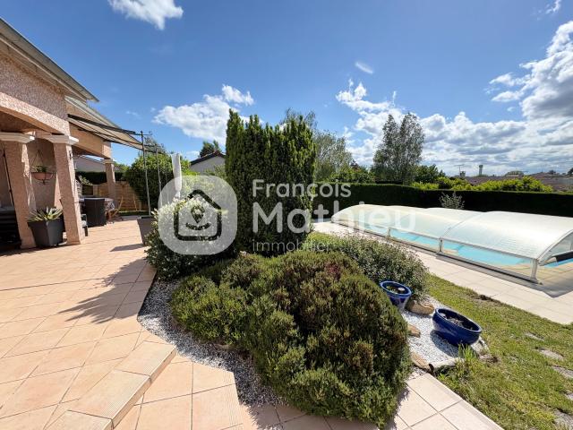 Saint André de Corcy: Maison plain pied 100m2 hab 3ch garage piscine couverte 770m2 de terrain