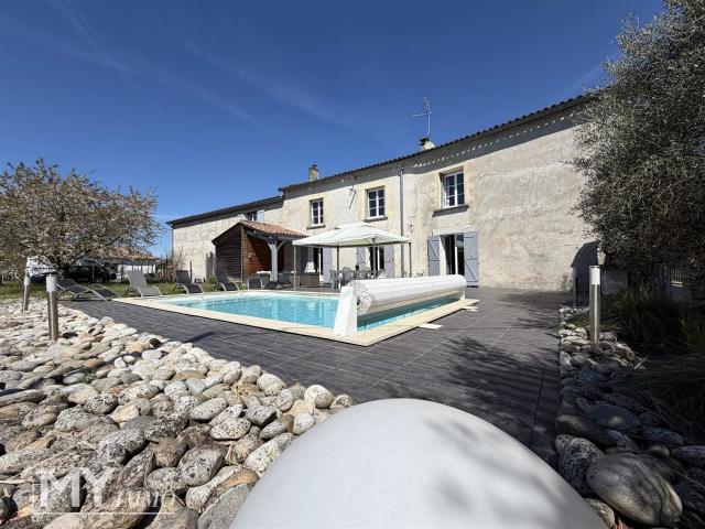 Saint Antoine De Breuilh: Propriété de 313m² sur terrain de. 313m² Saint Antoine de Breuilh