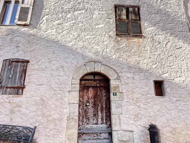 SAINT AUBAN – MAISON DE VILLAGE À RÉNOVER DE FOND EN COMBLE