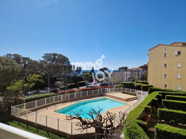 SAINT AYGULF À DEUX PAS DE LA MER 3 PIÈCES AVEC VUE MER & PISCINE STATIONNEMENT PRIVATIF