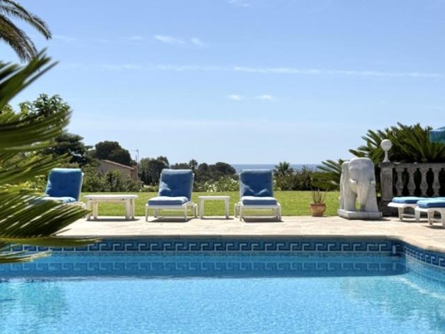 SAINT AYGULF / LES ISSAMBRES – Villa de prestige rénovée avec.