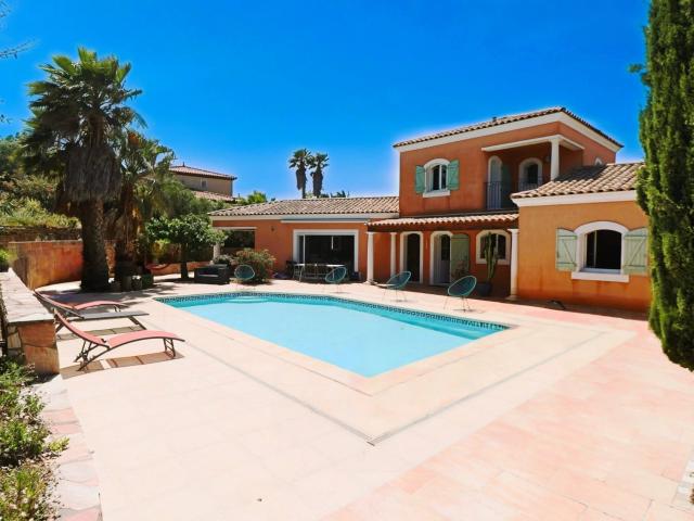 SAINT AYGULF MAGNIFIQUE VILLA AVEC PISCINE
