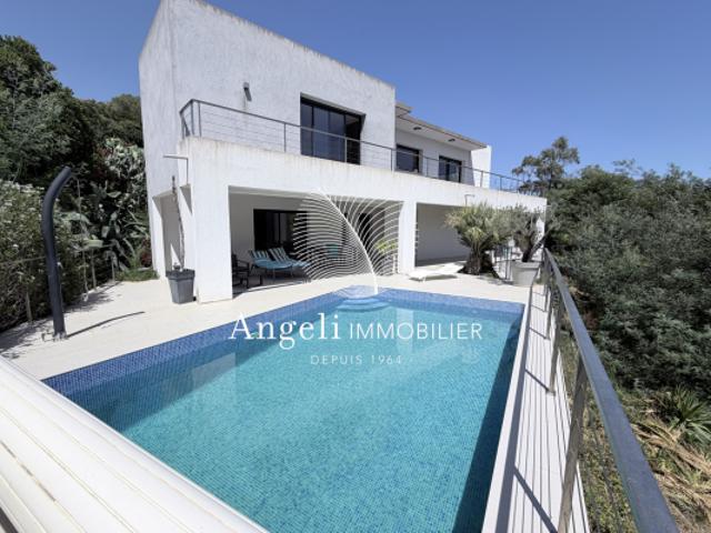 SAINT AYGULF: VILLA CONTEMPORAINE PROCHE MER