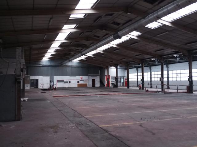 Saint Barthélemy d'Anjou 49 Angers, en ZI 1ère couronne, locaux d'activité 2000 m2 à louer.