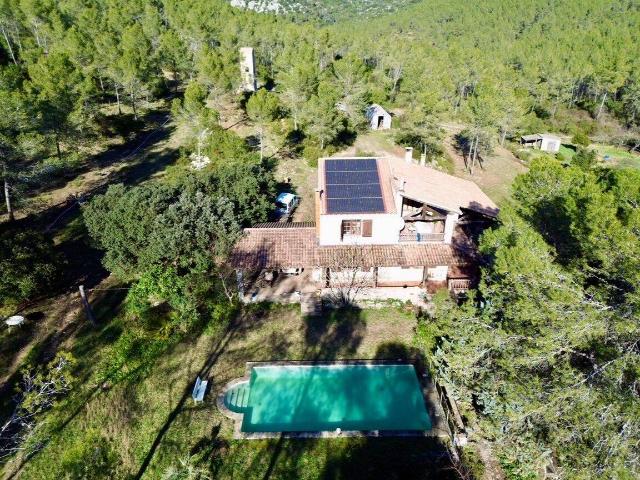 Saint Bauzille de Montmel Maison d'environ 195 m² sur une par