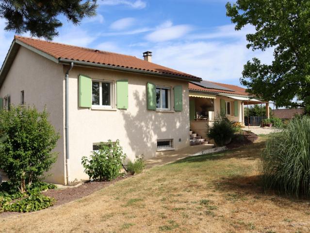 SAINT BÉNIGNE – Villa d'exception avec piscine, vue sur les Monts du Mâconnais et terrain de 4 608 m²