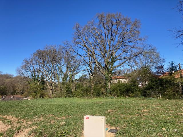 SAINT BENOIT, terrain à bâtir de 701m2