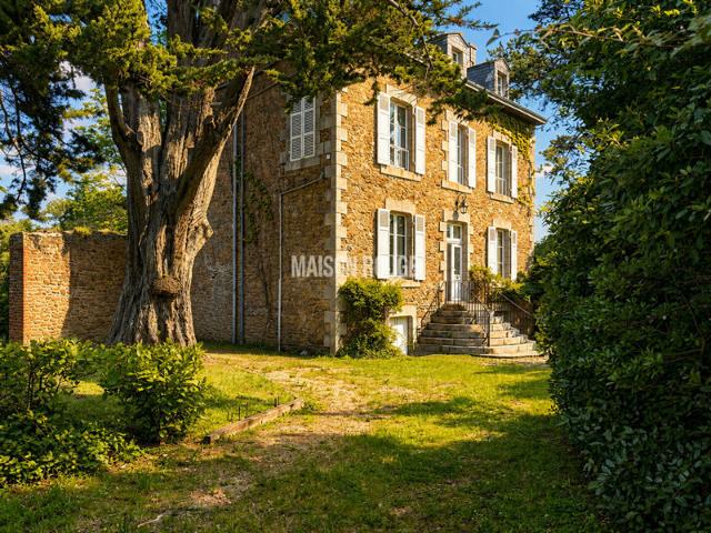 Saint Briac sur Mer: Proprieté XIXème composée d'une maison de capitaine et maison de gardien, à deux pas du bourg