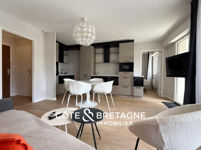 SAINT BRIEUC CENTRE | T2 41 M2 ENTIÈREMENT RÉNOVÉ, MEUBLÉ, ÉQUIPÉ AVEC PARKING | Réf. 2026104