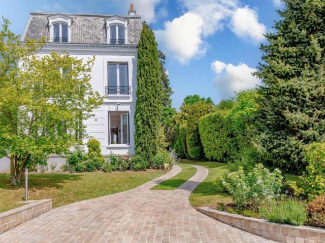 SAINT CLOUD PROPRIETE FAMILIALE AU COEUR DE MONTRETOUT