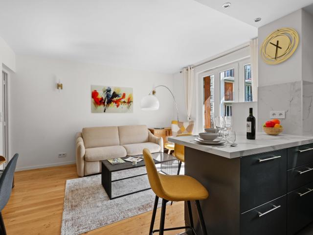 Saint Cloud Suite: Cozy retreat with terrace & parking