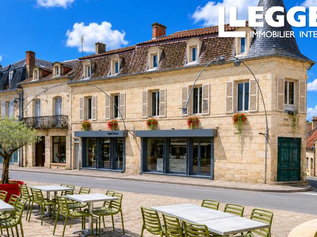 Saint Cyprien, Dordogne – Immeuble de rapport rénové d’exception: 3 appartements et un commerce