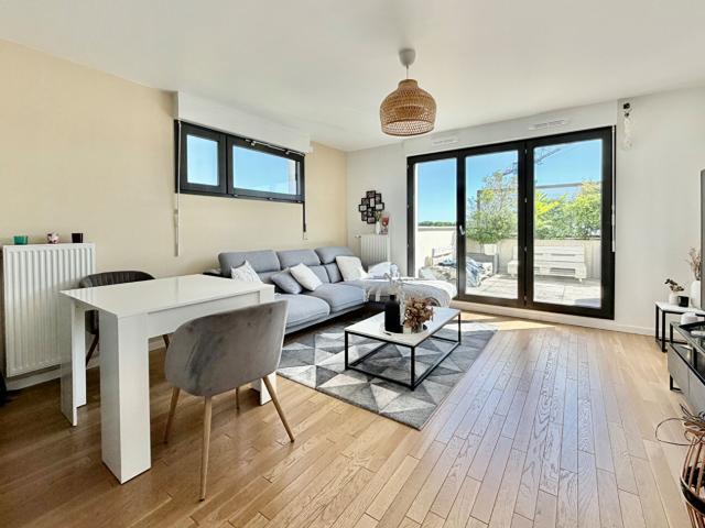 Saint Cyr l'Ecole Zac Renard 3 pièces lumineux avec terrasse, balcon et parking 15 mn gare à pieds