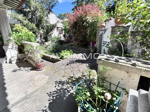 SAINT CYR SUR MER 2 MAISONS + STUDIO SUR 950 m2 FORT POTENTIEL