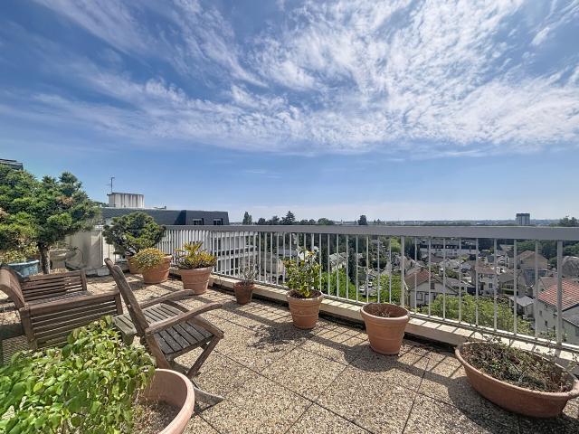 SAINT CYR SUR LOIRE DERNIER ÉTAGE TERRASSE 100M2