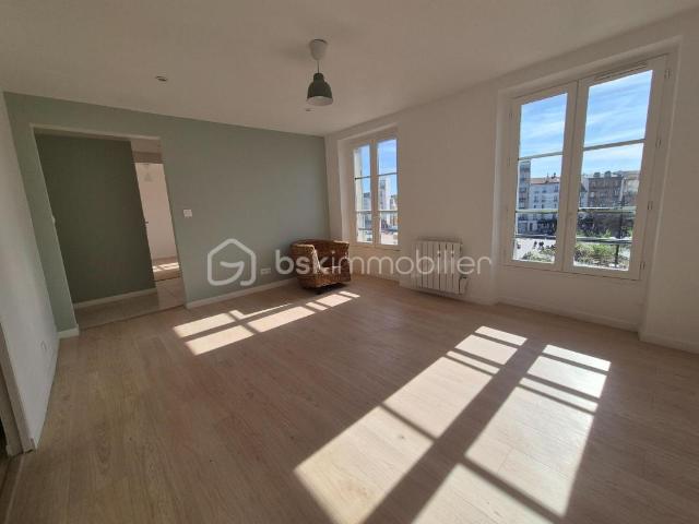 SAINT DENIS Centre / Place Jean Jaurès – Superbe T3 rénové 47 m², 2 chambres, lumineux, 2 greniers