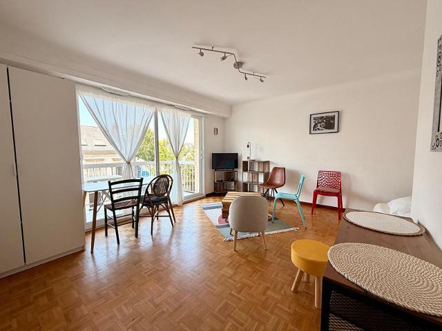 SAINT FELIX Au coeur d'un quartier agréable, spacieux T1Bis meublé. Ascenseur, balcon, cave et parking en sous sol