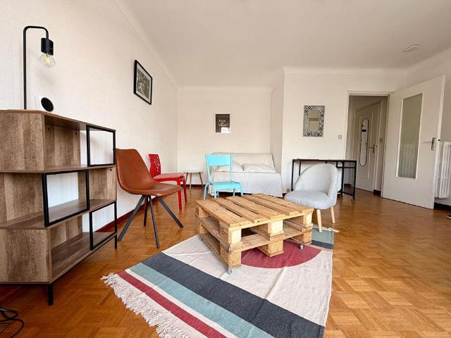 SAINT FELIX Au coeur d'un quartier agréable, spacieux T1Bis meublé. Ascenseur, balcon, cave et parking en sous sol