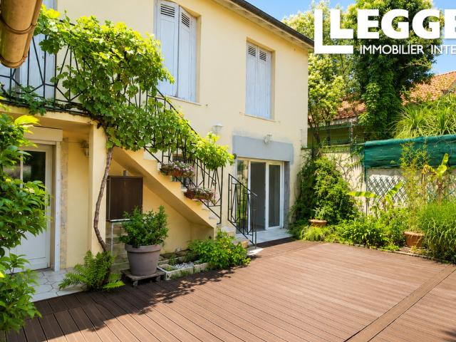 Saint Genès – Élégante Maison Familiale en Pierre avec Garage et Jardin