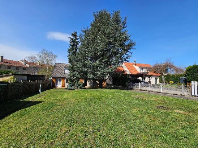 Saint Genest Lerpt Maison 99 m² / 3 ch / Parcelle plate 668 m²