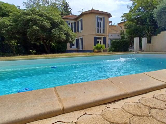 Saint Gilles, Maison en R+1 de 139m2, avec piscine