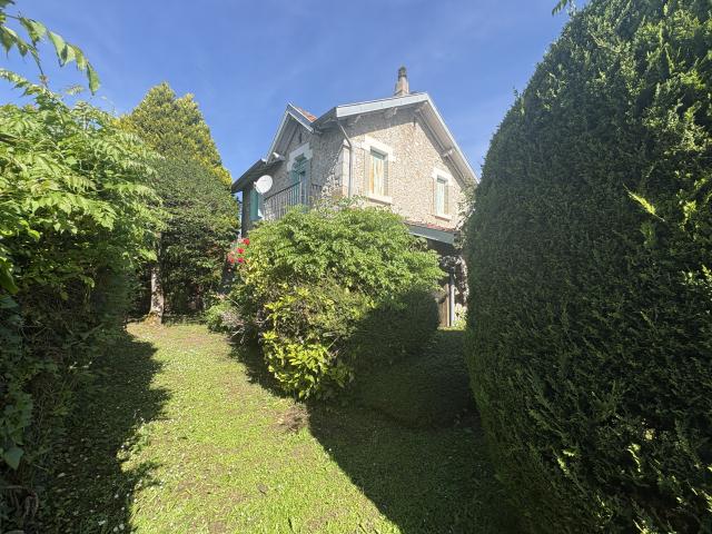 Saint Girons Centre ville. Belle maison en pierre sur jardin arboré