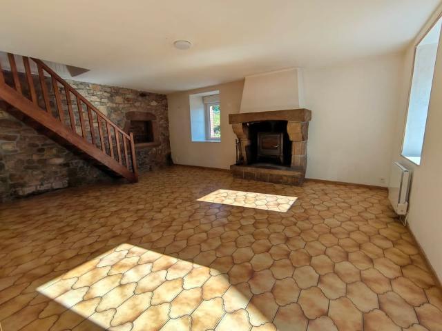 Saint Goerges de Chesne Centre Maison T6 authentique avec beau jardin