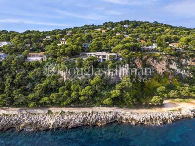 SAINT JEAN CAP FERRAT: Avec accès privatif à la mer!