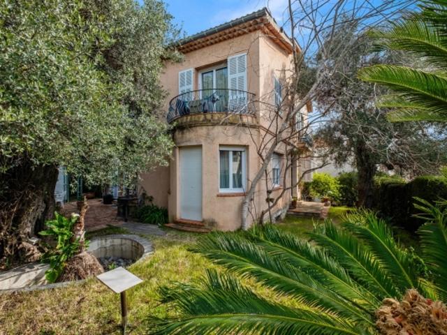 Saint Jean Cap Ferrat — Maison à rénover avec vue mer et fort potentiel