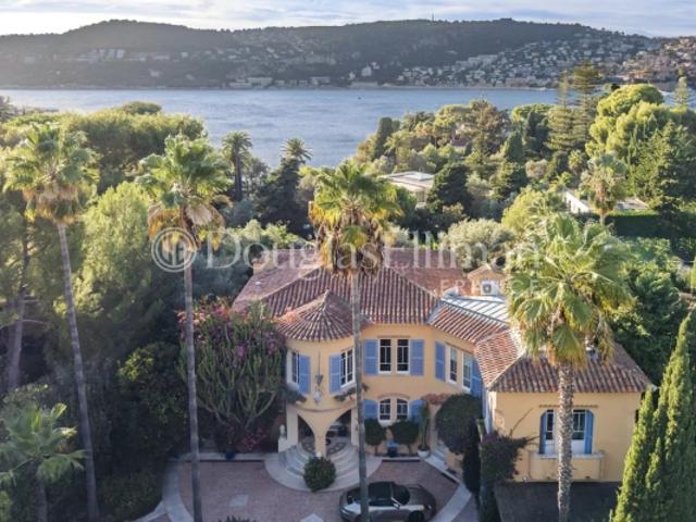 SAINT JEAN CAP FERRAT — Une propriété d'exception à deux pas de la plage